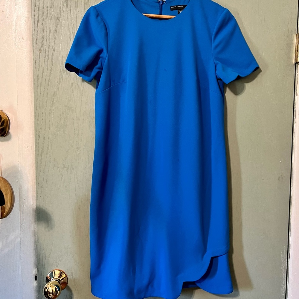 Maggy London. Blue Shift Dress w. Scallop detail on the hem. Size 6